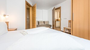 2 soverom, skrivebord, strykejern/-brett og reiseseng for barn