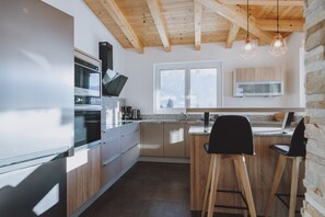 Kylskåp, mikrovågsugn, ugn och spishäll
