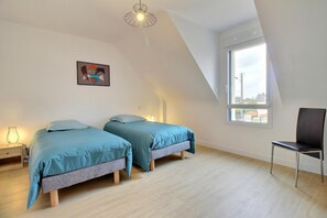 4 bedrooms, iron/ironing board, free WiFi