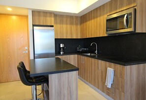 Refrigerador, microondas, cafetera y tetera y tostadora