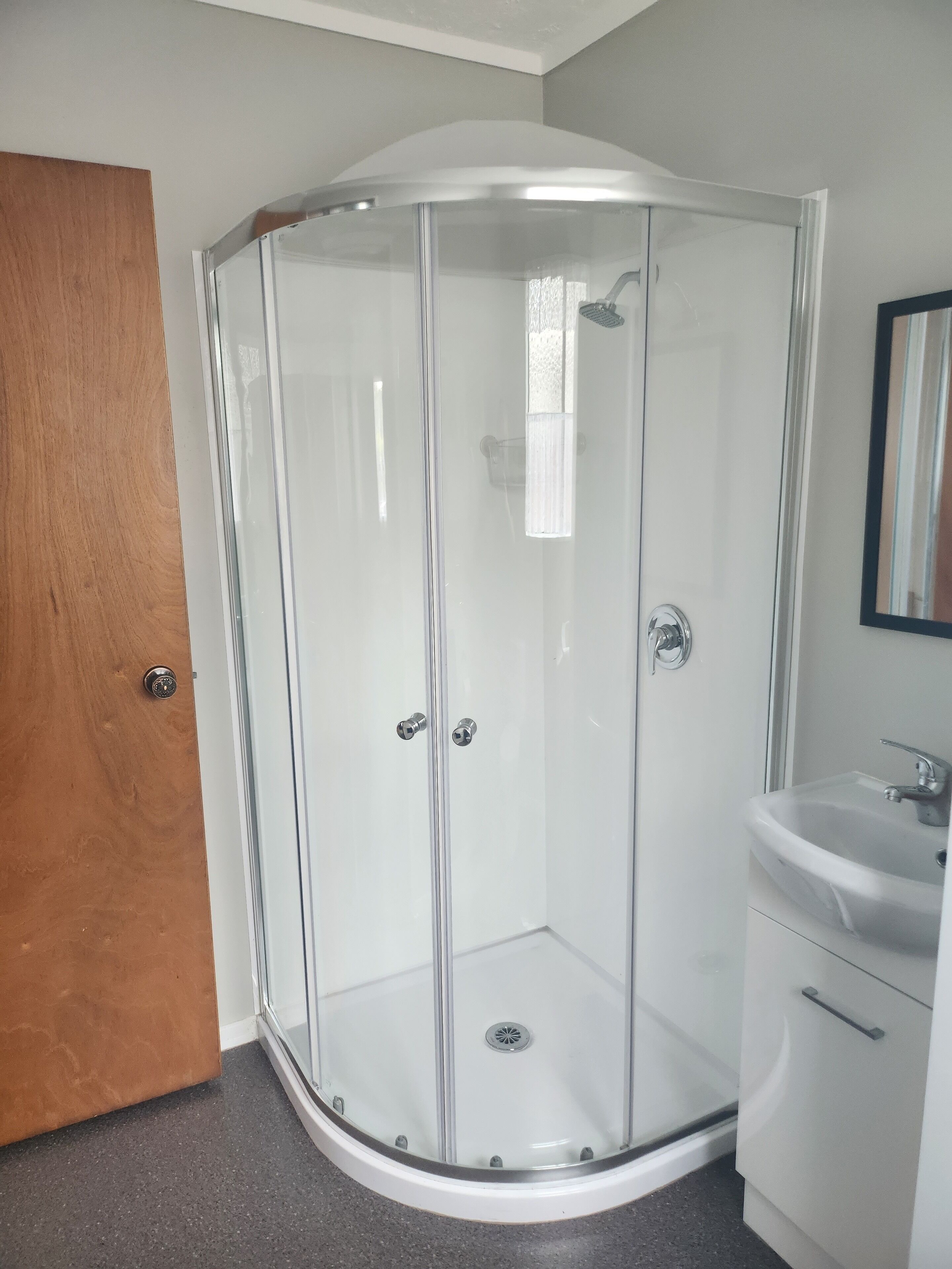 Douche, serviettes fournies, papier toilette