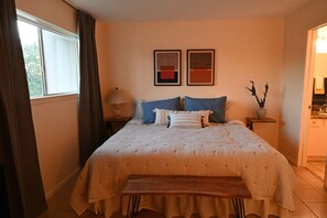 2 bedrooms, desk, iron/ironing board, free WiFi - Spacious Condo with game room, office and large kitchen. 5 min. to Sunrise Mall! (Brownsville)