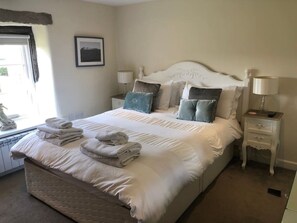 2 Schlafzimmer, Schreibtisch, Bügeleisen/Bügelbrett, Reisekinderbett