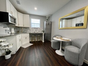 Réfrigérateur, micro-ondes, cafetière/bouilloire