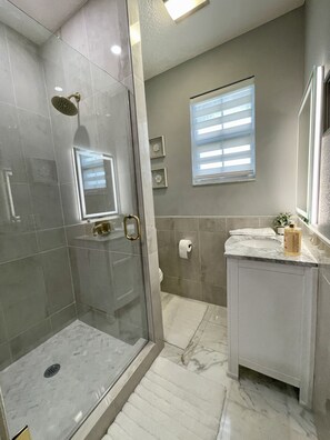 Douche, séchoir à cheveux, serviettes fournies, savon