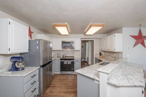 Køleskab, mikrobølgeovn, ovn, kogeplade