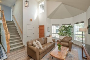 TV, fireplace - Birdie Abode (Corvallis)