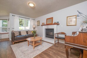 TV, fireplace, books, offices - Birdie Abode (Corvallis)