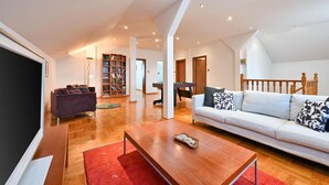 A spacious living room with a sofa, a coffee table, and a bookshelf. - Pet friendly home in Turnisce (Turnisce)