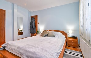 2 bedrooms, travel cot, free WiFi, bed sheets