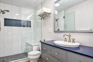 Regadera, secadora de cabello, toallas, jabón