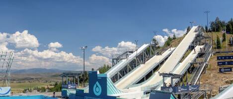 Alberca al aire libre y alberca climatizada