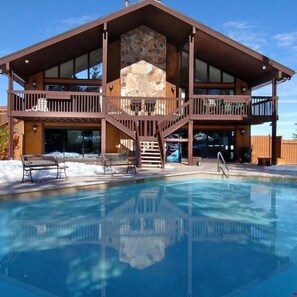 Alberca al aire libre y alberca climatizada