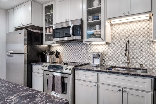 Refrigerador, microondas, horno y parrilla de estufa