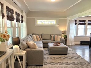 Living area - Sunny 3BR Craftsman Bungalow | Bay View (Milwaukee)