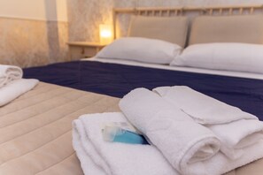 Shower, hair dryer, towels - Aurelio Deluxe Rooms (Rome)
