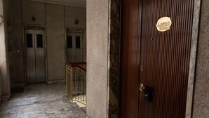 An elevator with a plaque reading "Aurelio Deluxe Rooms" and a wooden door with a lock. - Aurelio Deluxe Rooms (Rome)