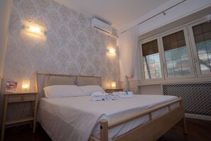 Escritorio, wifi gratis y ropa de cama