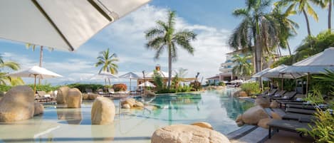 Una piscina al aire libre, una piscina climatizada