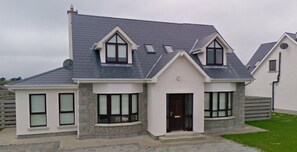 Exterior - A Holiday Home Rental in Rosslare Strand (Rosslare Strand)