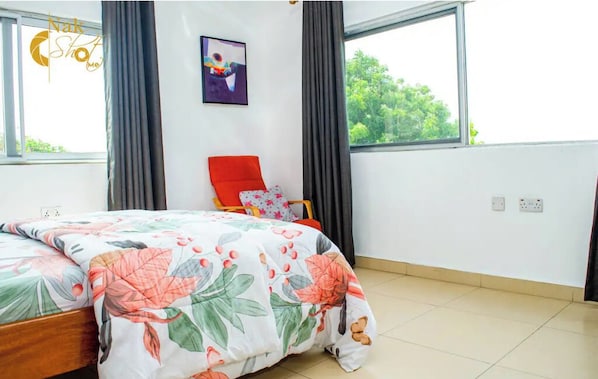 2 habitaciones, escritorio, tabla de planchar con plancha y wifi gratis 