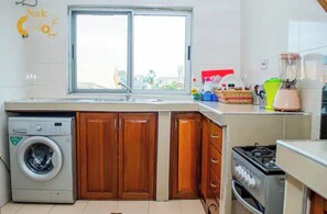Fridge, microwave, oven, stovetop - Cozy 2 Bedroom AparTmenT in Osu-Accra (Accra)