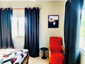 2 habitaciones, escritorio, tabla de planchar con plancha y wifi gratis 