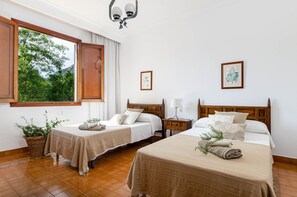 3 bedrooms, iron/ironing board, travel cot, free WiFi - Lovely house with air conditioning in the mountains, Yourhouse Can Marquesi (Escorca)