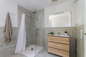 Shower, hair dryer, towels, soap - Lovely house with air conditioning in the mountains, Yourhouse Can Marquesi (Escorca)