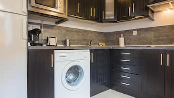 Een koelkast, een microgolfoven, een koffiezetapparaat/waterkoker