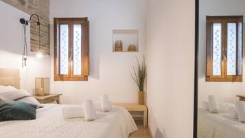 1 slaapkamer, een strijkplank/strijkijzer, internet, beddengoed