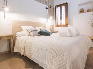 2 bedrooms, iron/ironing board, Internet, bed sheets