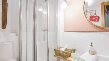 Een douche, een haardroger, handdoeken