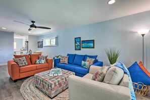 TV - Holmes Beach Retreat: Walk to Beach & Dining! (Holmes Beach)