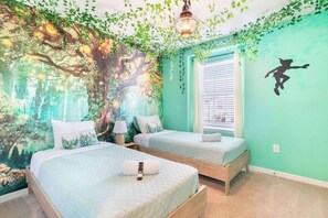 5 bedrooms, iron/ironing board, travel crib, WiFi - Disney & Avatar Villa VR&PS5&XBOX&POOL TV (Davenport)