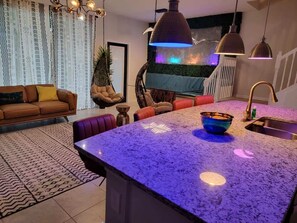 Interior - Disney & Avatar Villa VR&PS5&XBOX&POOL TV (Davenport)