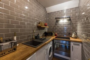 Fridge, microwave, oven, stovetop - Contemporary Cottage with Free Parking (Edinburgh)