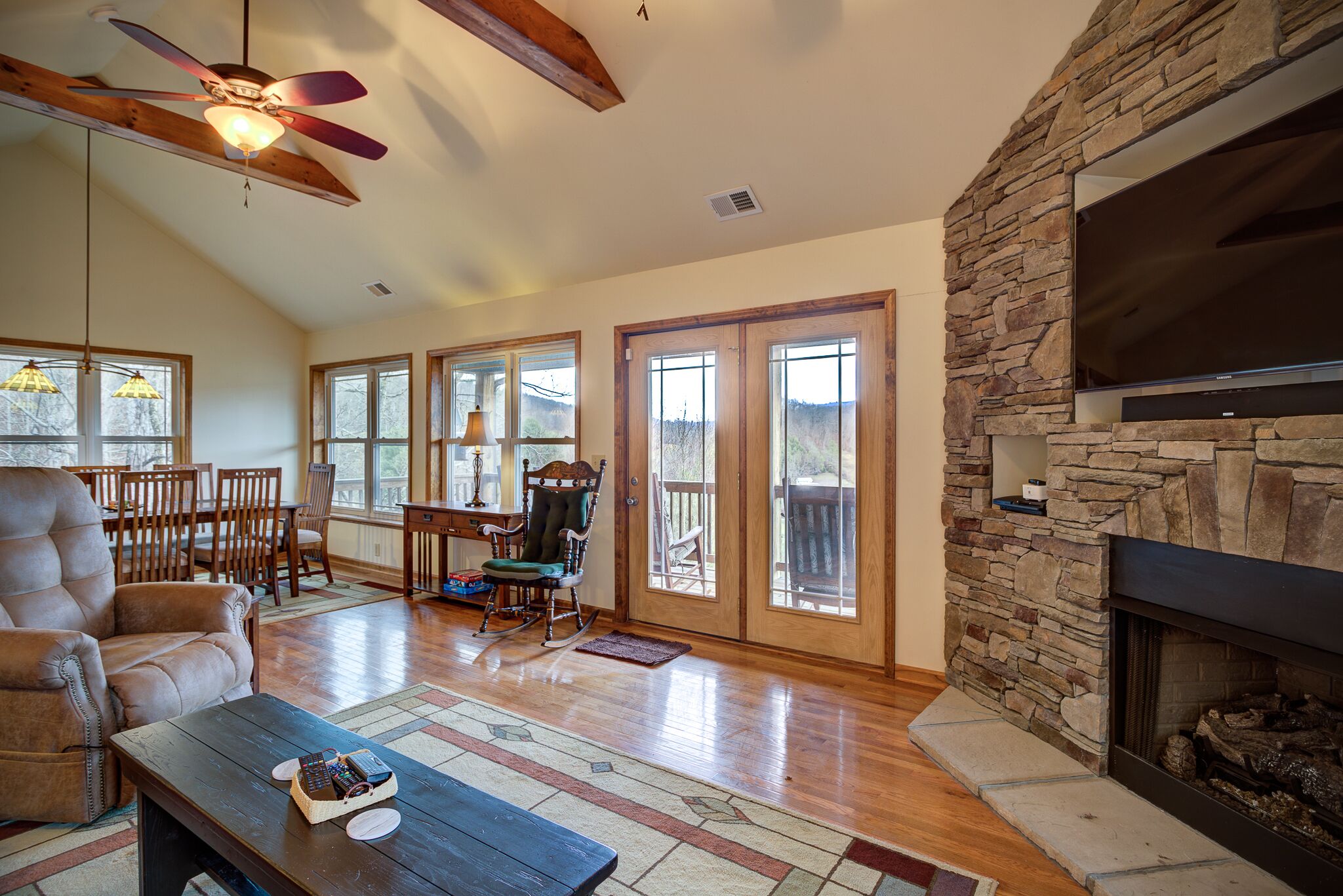 智能電視、壁爐、足球機、乒乓球設施