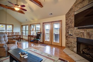 Smart-TV, Kamin, Tischfußball, Tischtennisplatte