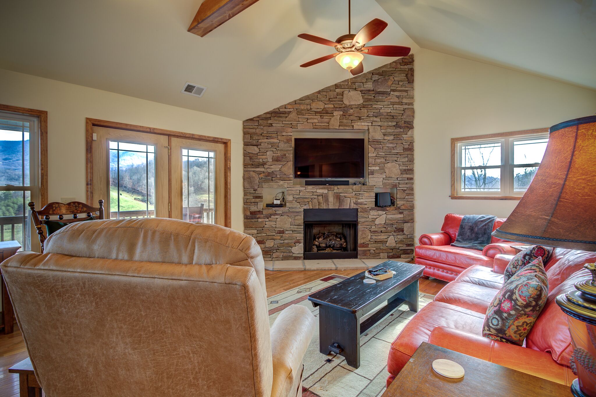 智能電視、壁爐、足球機、乒乓球設施