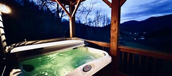 Your Secluded Retreat with Breathtaking Views, Hot tub & Game room
