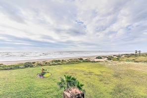 Eine begrünte Fläche mit Blick auf das Meer und den Strand.