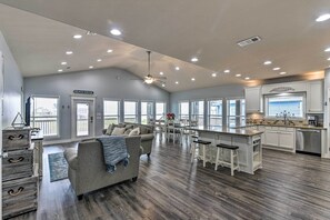 TV - Group Getaway w/ Deck, Steps to Crystal Beach! (Crystal Beach)