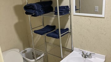シャワー、タオル、トイレットペーパー
