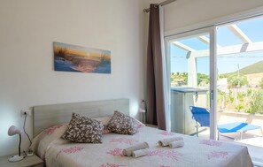 2 bedrooms, travel cot, free WiFi, bed sheets