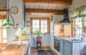 Kylskåp och spishäll