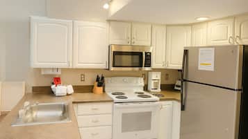 Großer Kühlschrank, Ofen, Wasserkocher mit Kaffee-/Teezubehör, Toaster