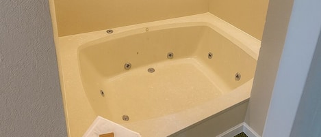 Un baño con bañera, una toalla y un jabonera.