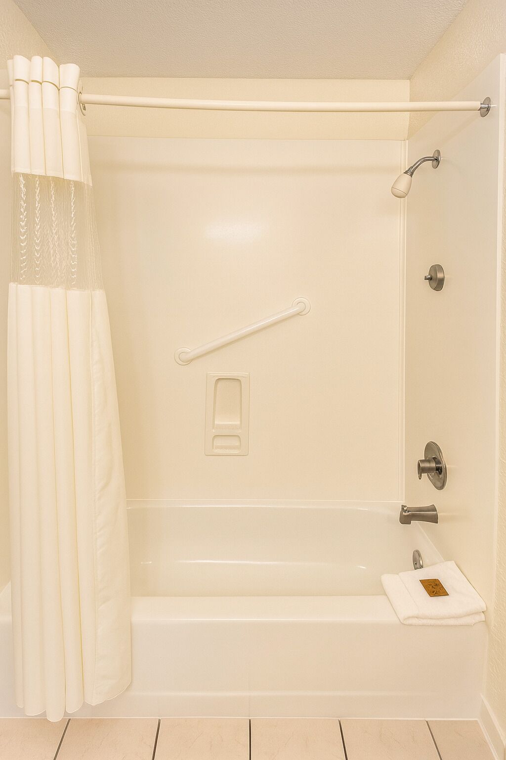 Een badkamer met een bad, een douche en een toilet.