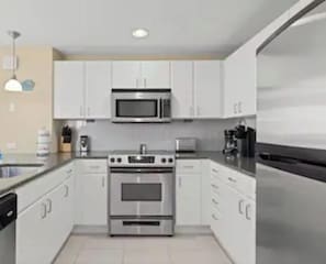Geladeira, micro-ondas, fogão, cooktop